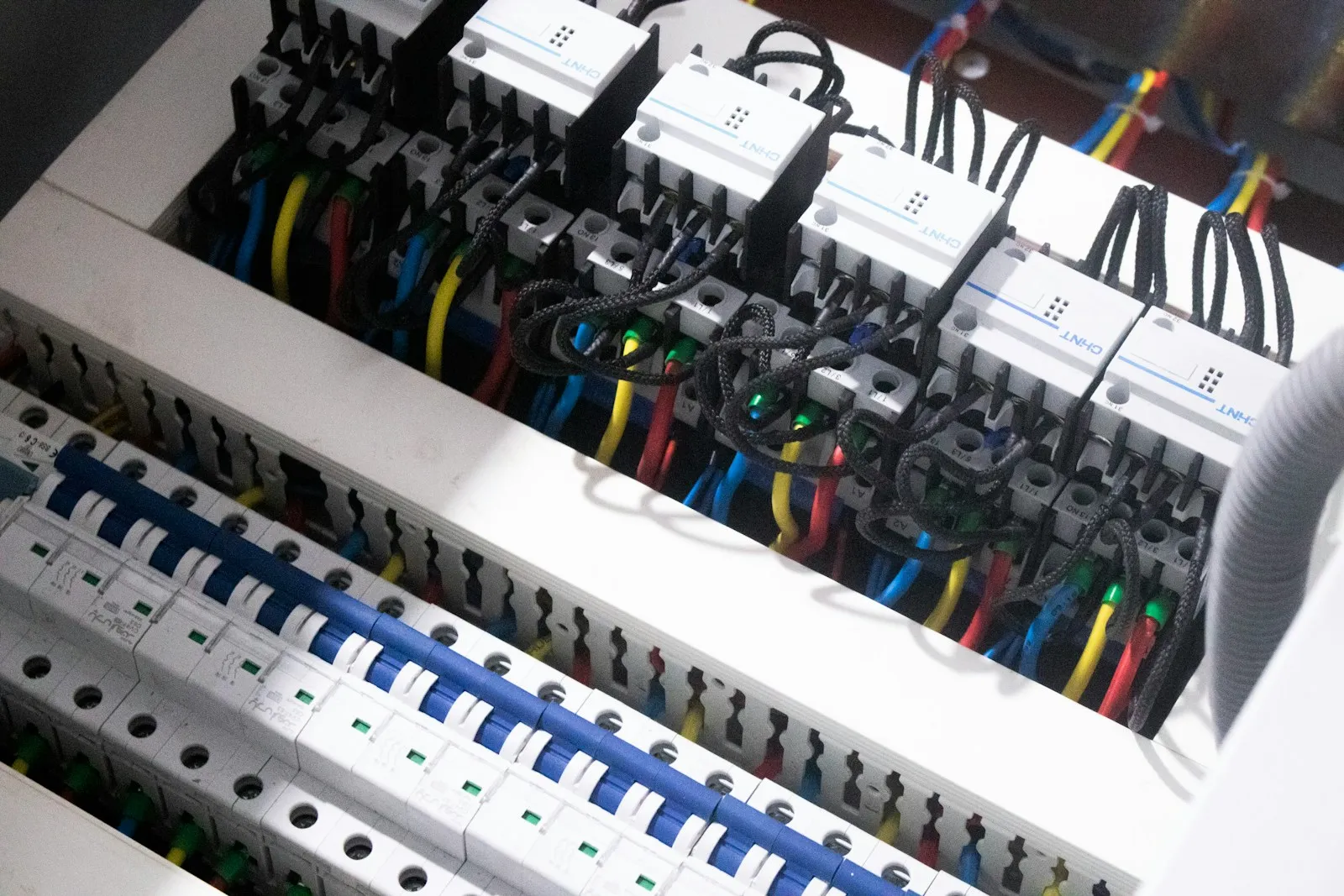 Elektroinstallation — Sicherungskasten mit sauberer Verkabelung